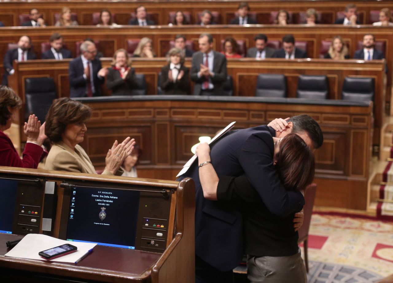 Pedro Sánchez, presidente del Gobierno, y Adriana Lastra, portavoz del PSOE, se funden en un abrazo.
