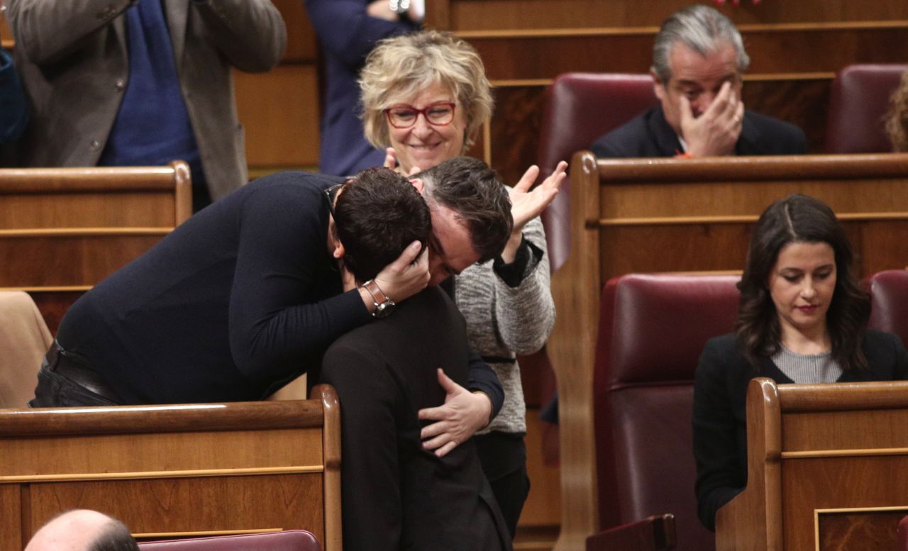 El portavoz de ERC, Gabriel Rufián, abraza a Montserrat Bassa, diputada de ERC y hermana de Dolors Bassa, condenada por el 'procés'.