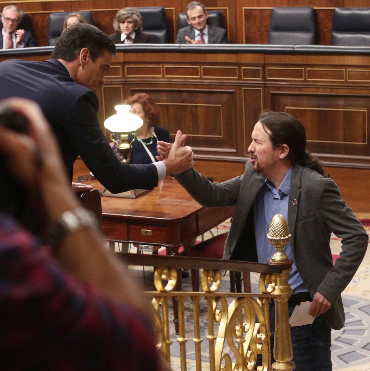 Pablo Iglesias da la mano a Sánchez en el Congreso.