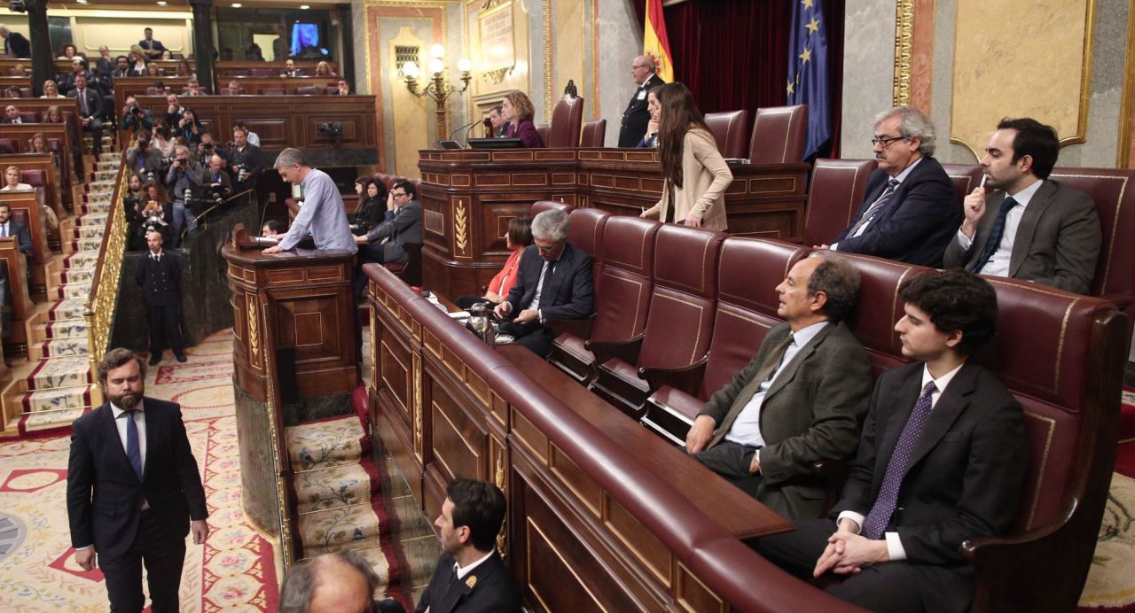 El diputado Adolfo Suárez Illana da la espalda al portavoz de EH Bildu, Óskar Matute.