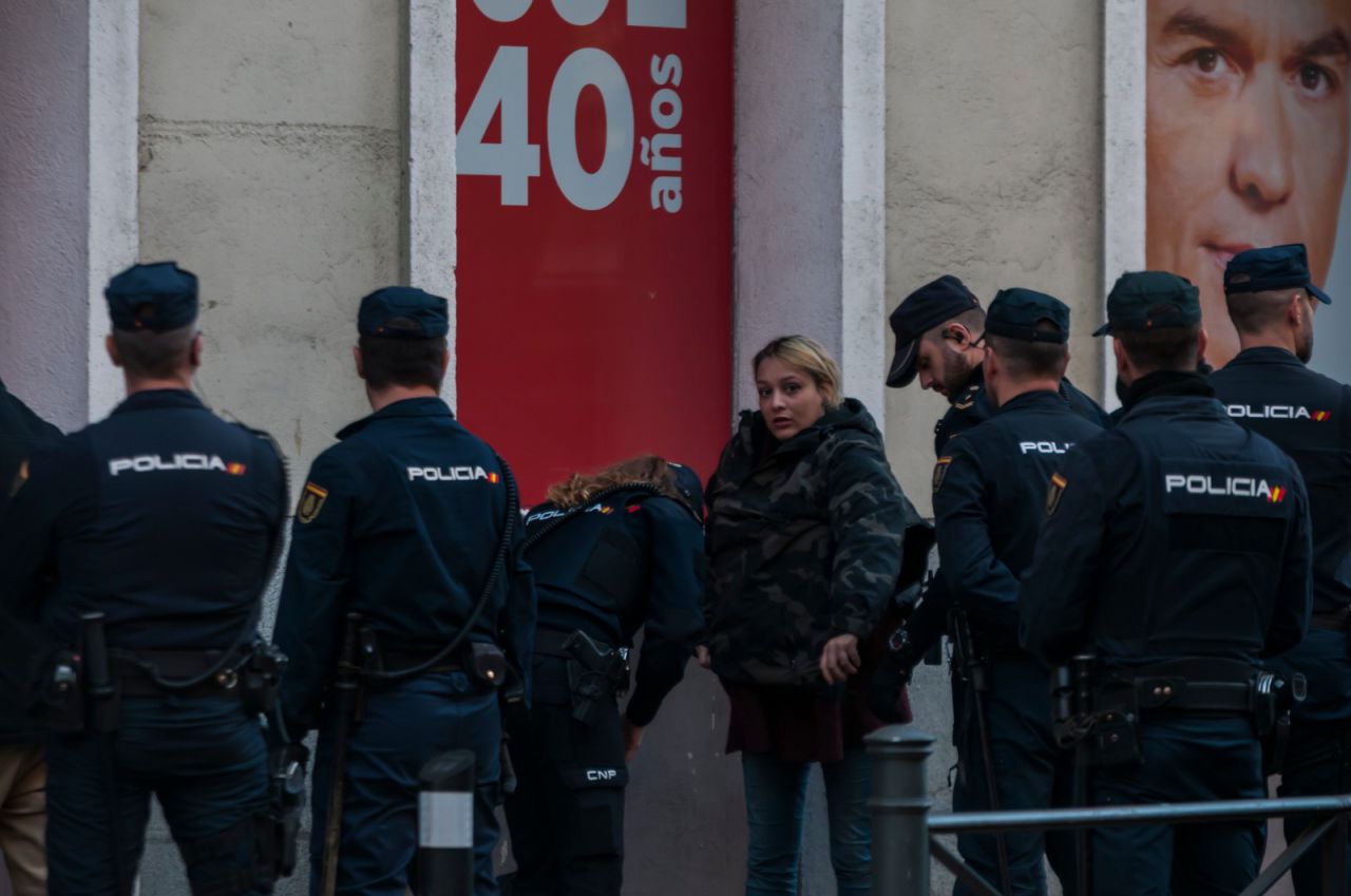Los Okupas del Hogar Social de Madrid han asaltado la sede del PSOE para protagonizar una sentada. La Policía Nacional ha procedido a expulsarles del espacio.