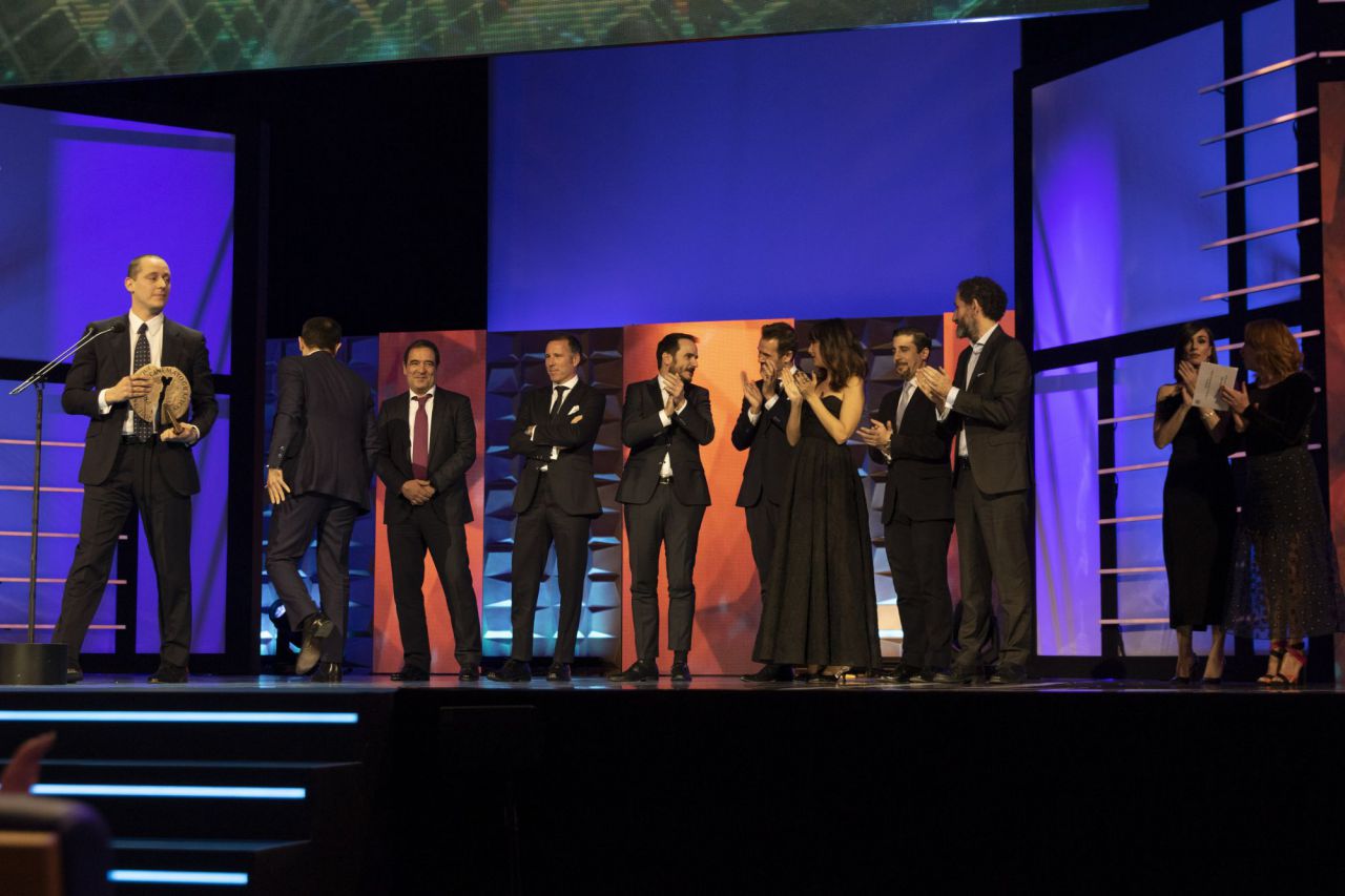 Equipo de La Trinchera Infinita recogiendo el Premio Forqué a Mejor Película
