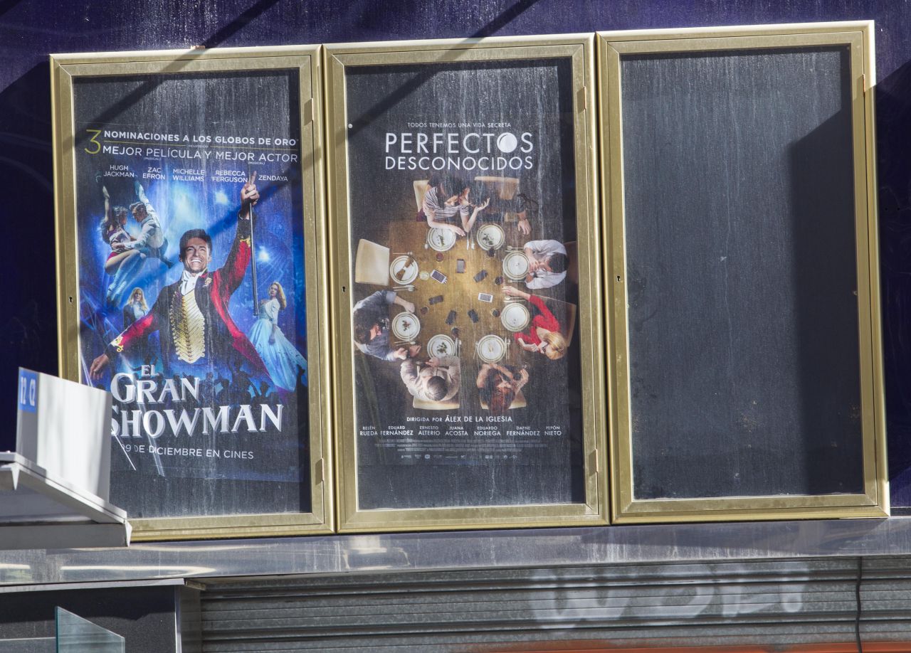 Cartelera de los cines Victoria en 2018, tras su cierre.