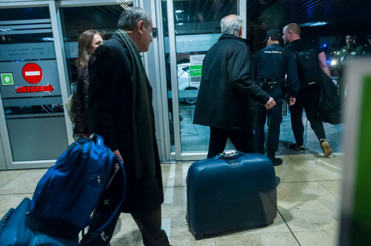 Los pasajeros del avión de Canada salen del aeropuerto tras el aterrizaje de emergencia en Barajas.