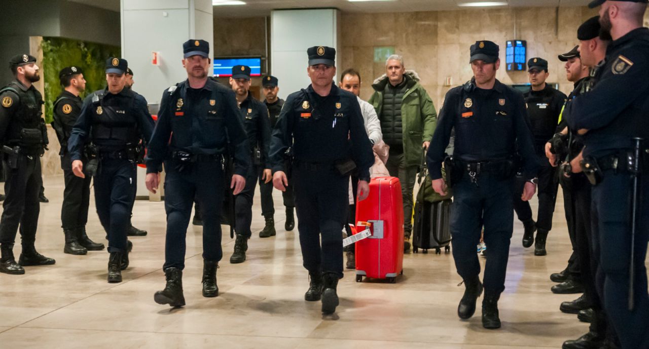 Los pasajeros del avión de Canada salen del aeropuerto tras el aterrizaje de emergencia en Barajas.