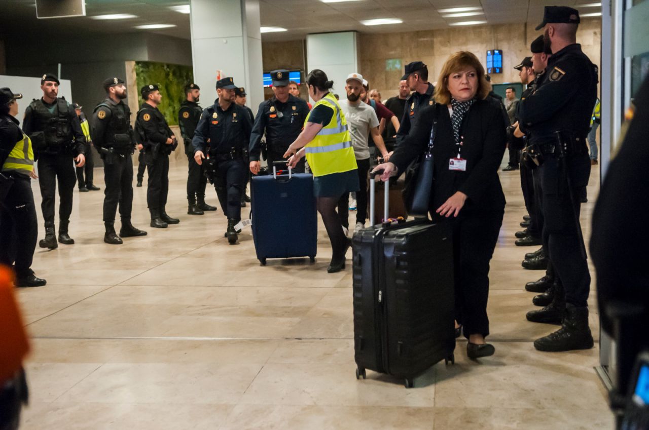 Los pasajeros del avión de Canada salen del aeropuerto tras el aterrizaje de emergencia en Barajas.