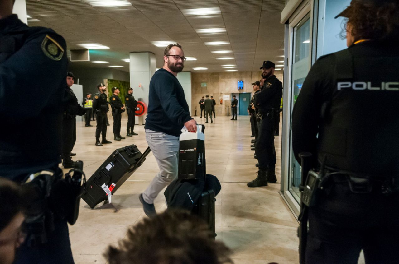 Los pasajeros del avión de Canada salen del aeropuerto tras el aterrizaje de emergencia en Barajas.