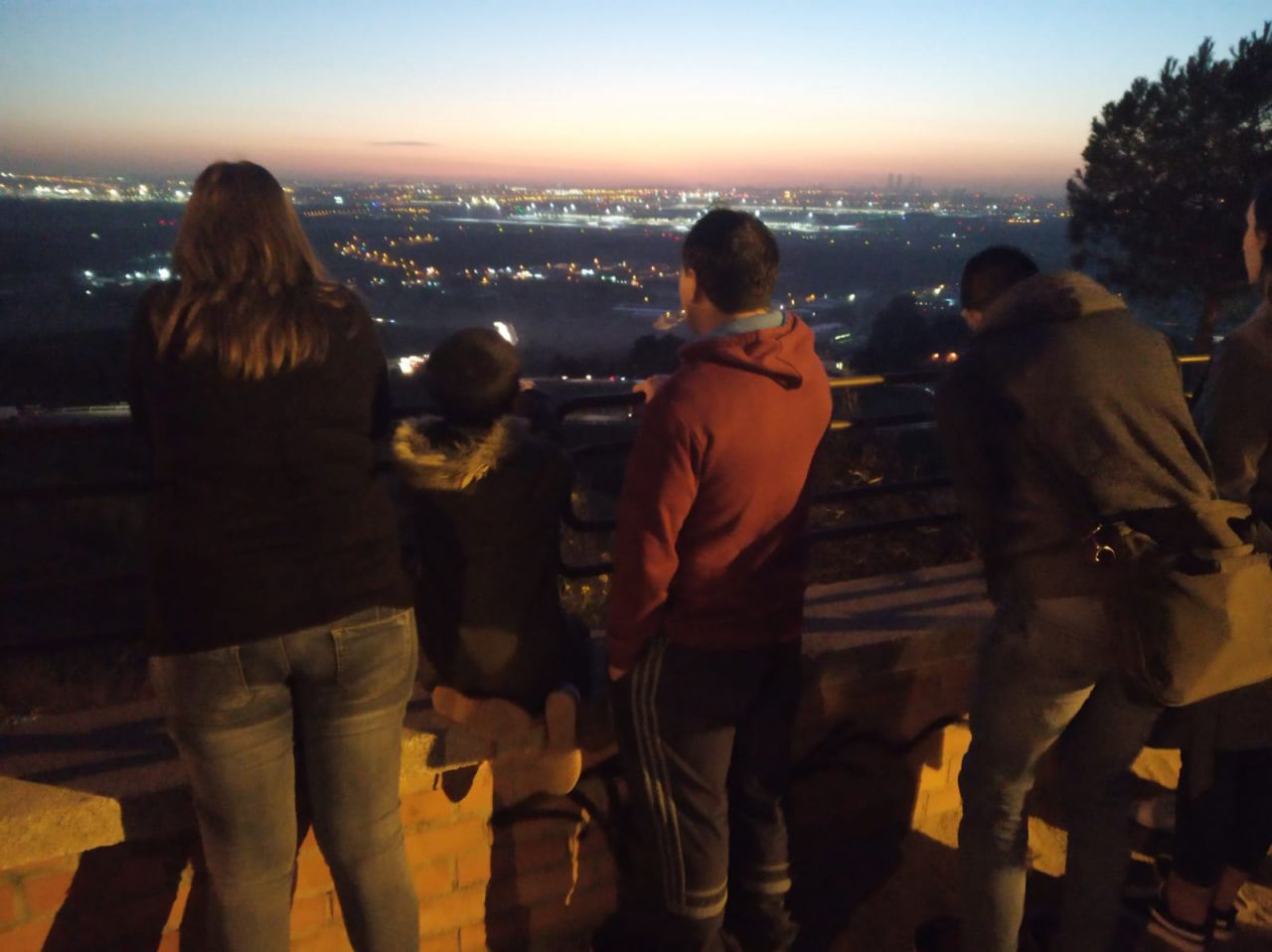 Vecinos de Paracuellos en un mirador pendientes del aterrizaje de emergencia del avión de Air Canada.