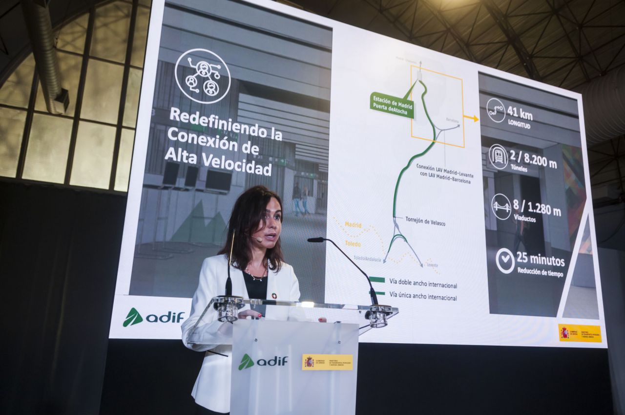 “La oportunidad de que esta actuación coincida en el tiempo y lugar con la estratégica operación de Madrid Nuevo Norte es una ocasión irrepetible para que ambas actuaciones se potencien y den lugar a un espacio único que sirve de motor a Madrid y al mismo tiempo a toda la red ferroviaria española en su conjunto”, ha indicado Pardo de Vera durante la presentación.
