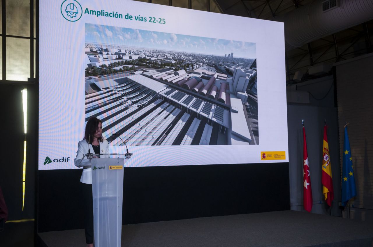 “La oportunidad de que esta actuación coincida en el tiempo y lugar con la estratégica operación de Madrid Nuevo Norte es una ocasión irrepetible para que ambas actuaciones se potencien y den lugar a un espacio único que sirve de motor a Madrid y al mismo tiempo a toda la red ferroviaria española en su conjunto”, ha indicado Pardo de Vera durante la presentación.