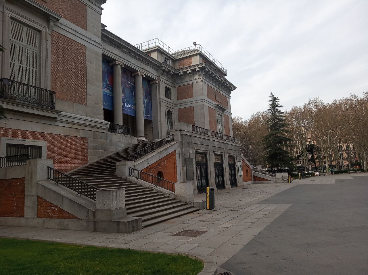 Las calles de Madrid permanecen casi desiertas ante la expansión del coronavirus