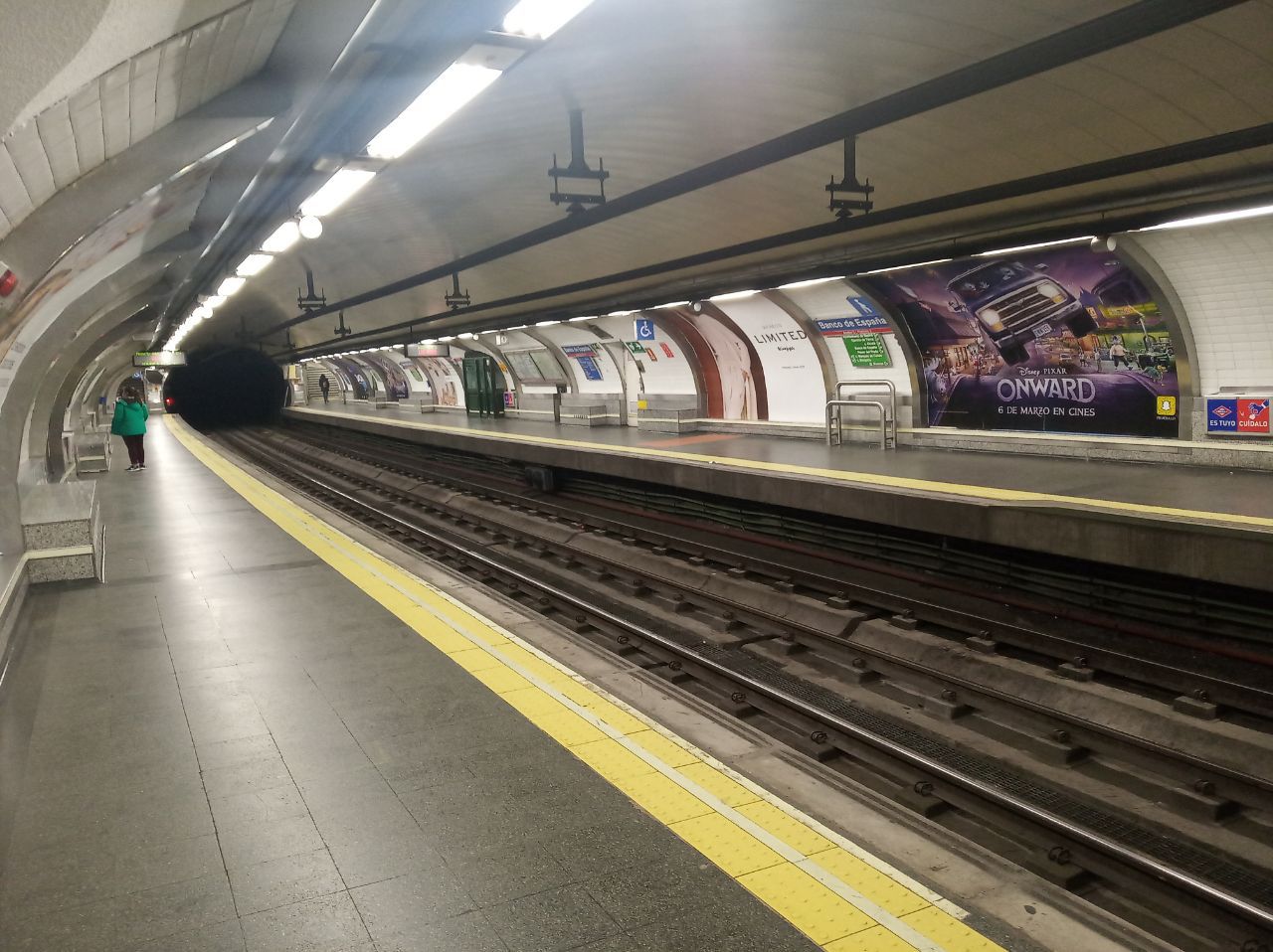 Las calles de Madrid permanecen casi desiertas ante la expansión del coronavirus