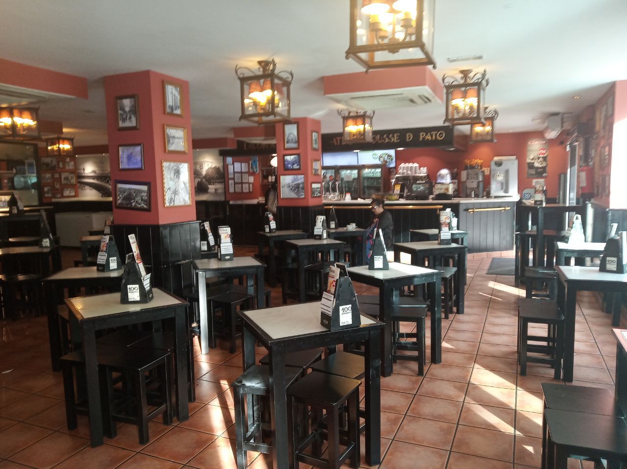 Bares vacíos ante la propagación del coronavirus