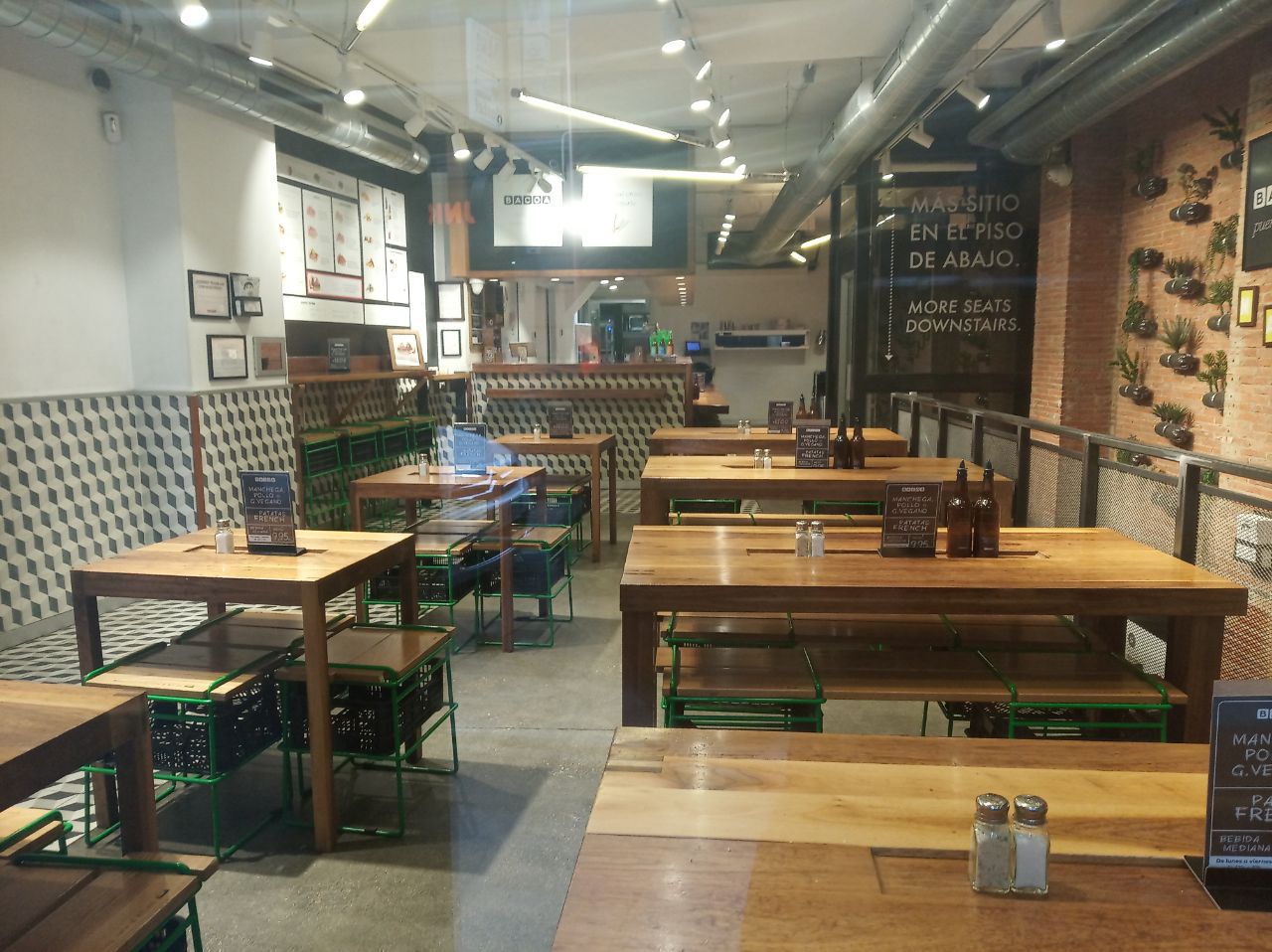 Bares vacíos ante la propagación del coronavirus