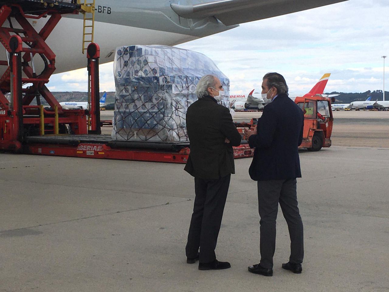 Llegada del avión con material sanitario comprado por la CAM desde China
