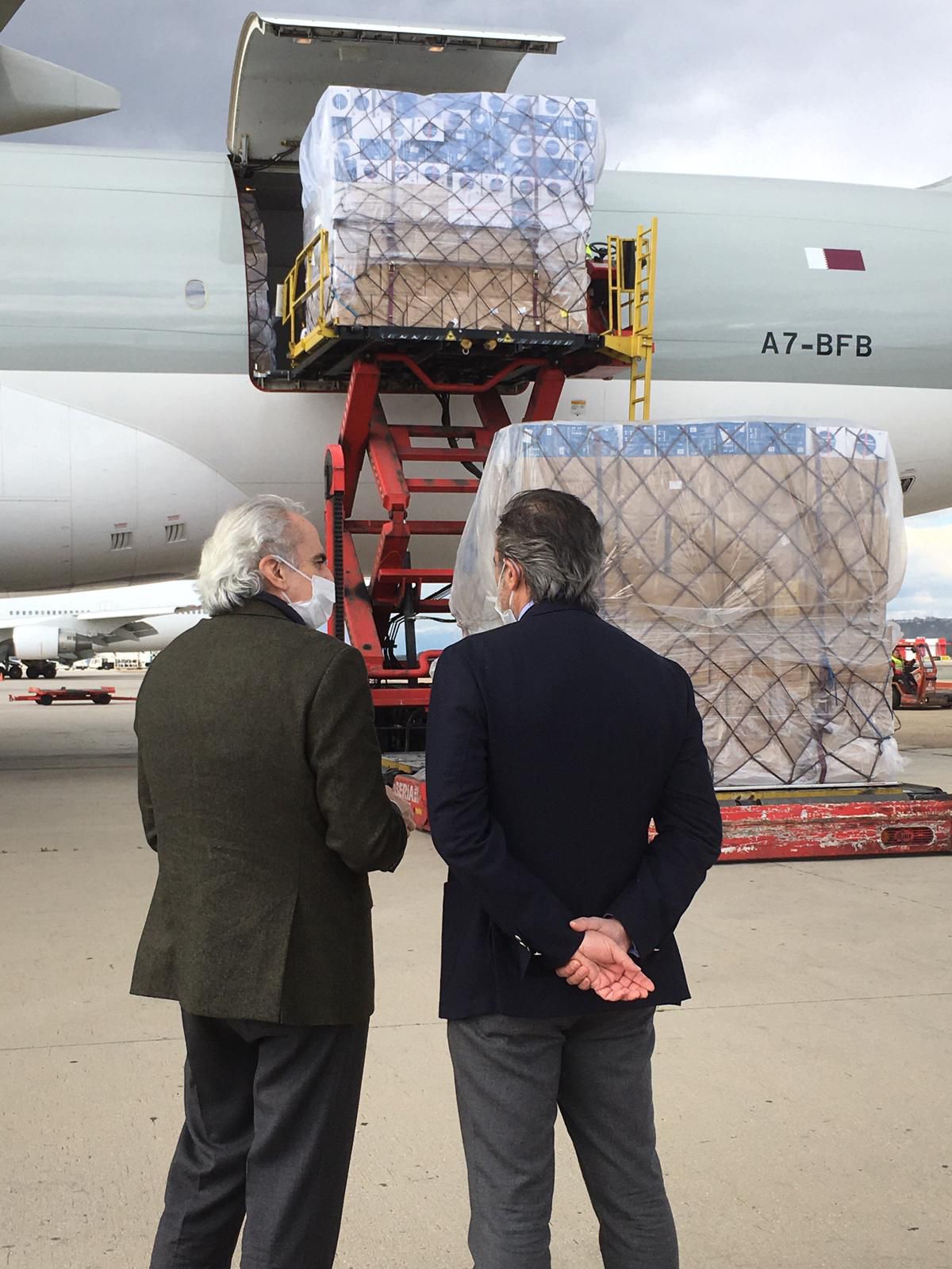Llegada del avión con material sanitario comprado por la CAM desde China