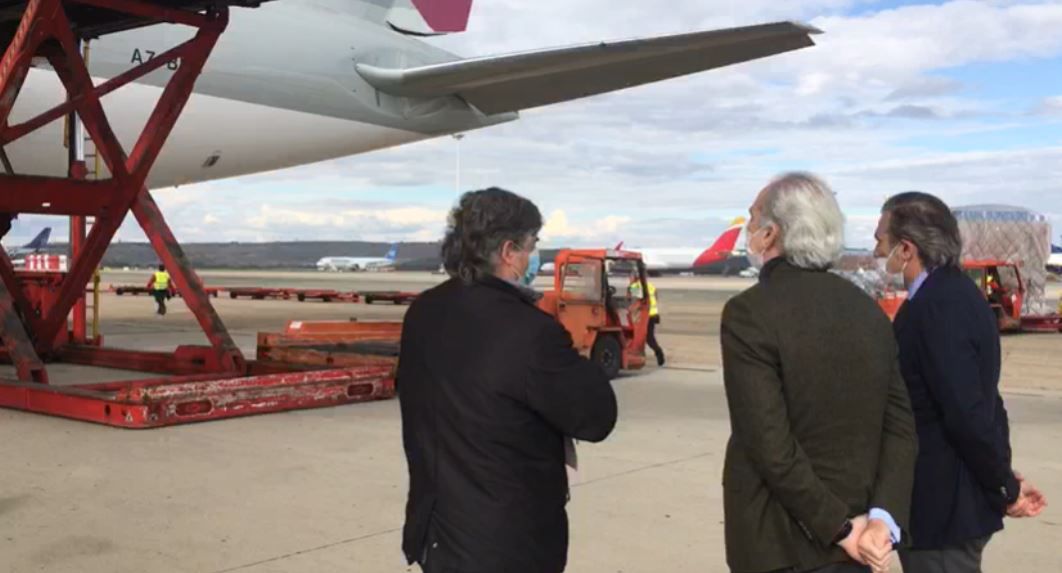 Llegada del avión con material sanitario comprado por la CAM desde China