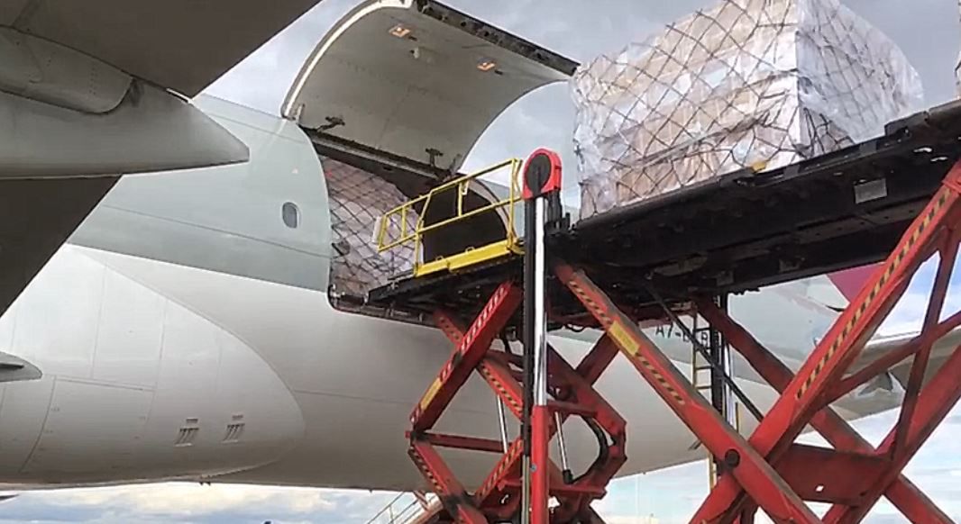 Llegada del avión con material sanitario comprado por la CAM desde China