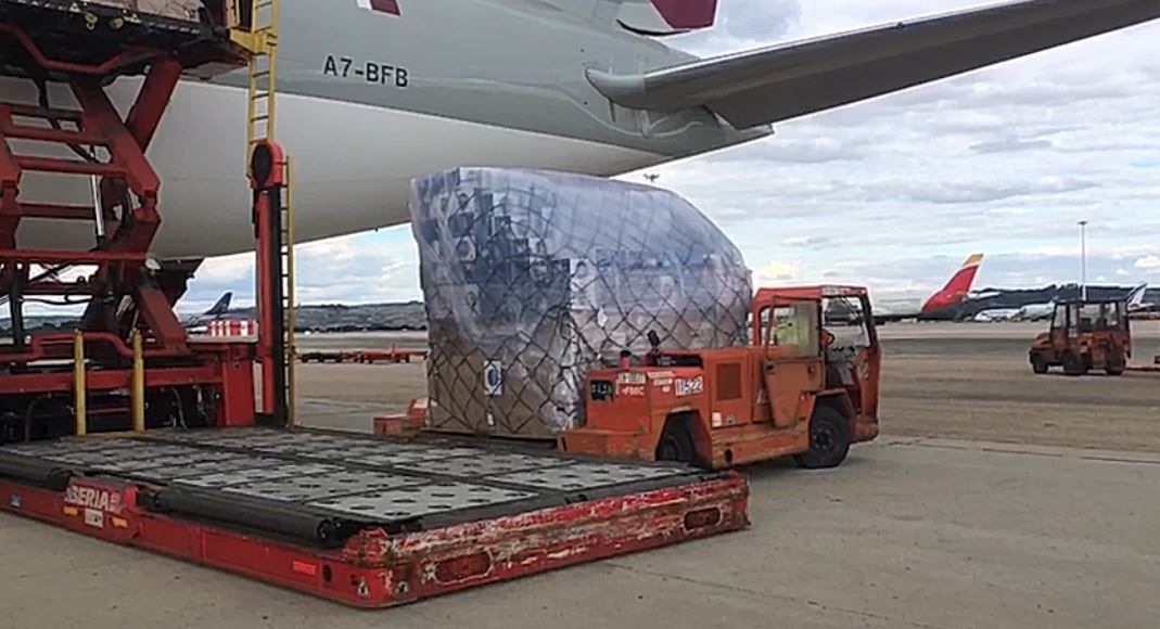 Llegada del avión con material sanitario comprado por la CAM desde China