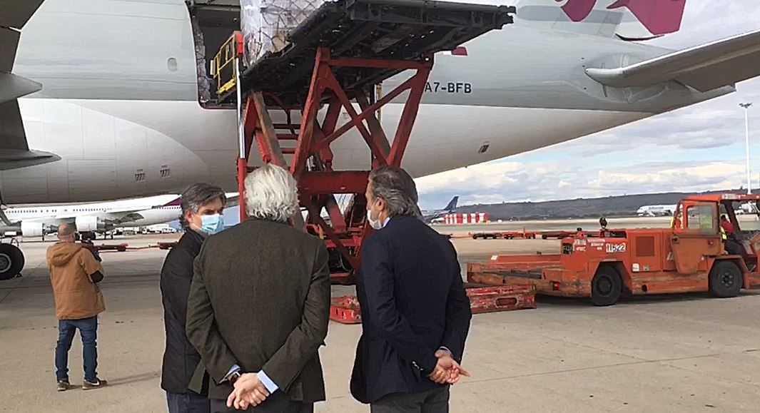Llegada del avión con material sanitario comprado por la CAM desde China