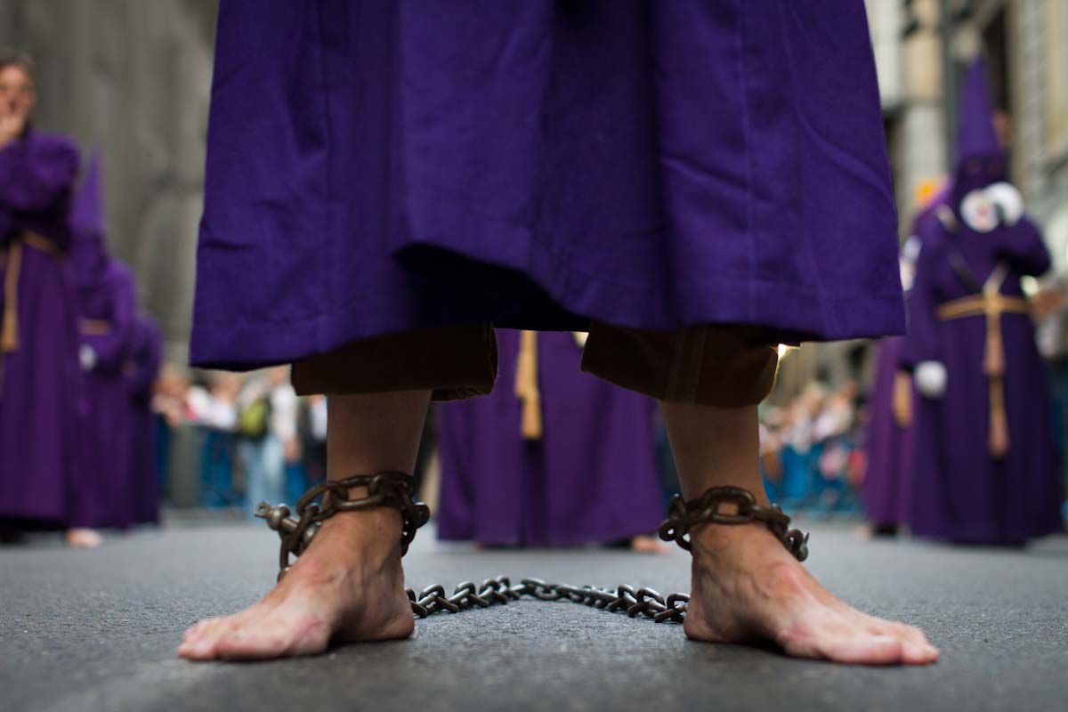 Cientos de penitentes acompañan a Jesús de Medinaceli con cadenas en los tobillos y descalzos por las calles de Madrid.