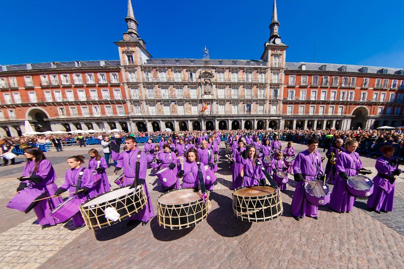 Tamborrada en la plaza Mayor el domingo de Pascua en Semana Santa.
