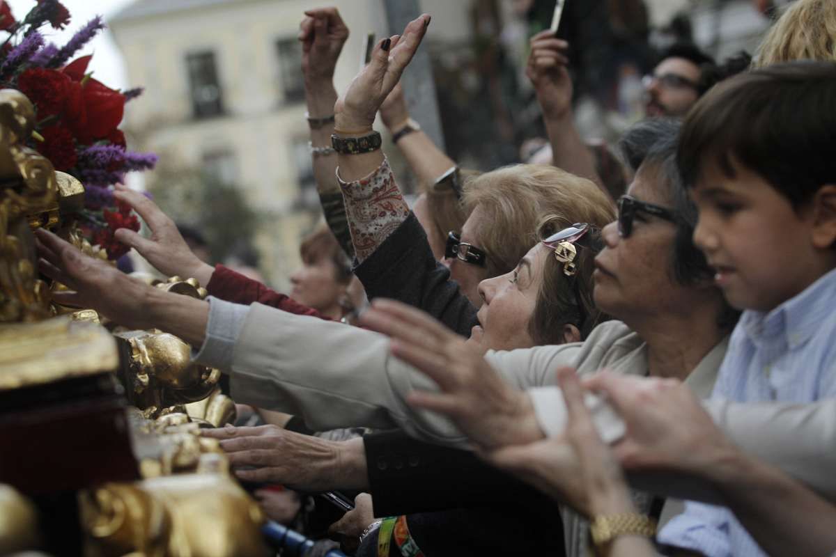 La procesión del Cristo de Medinaceli (el Moreno) congrega a miles de personas en el centro de Madrid. En la imágen los asistentes no desperdician la oportunidad de tocar el paso.