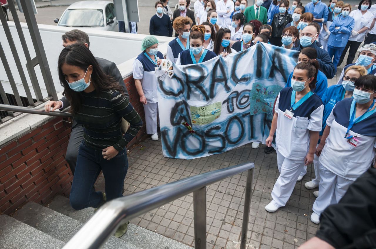 Homenaje de  policias,emt,ambulancias y vecinos de alrededor a los Sanitarios