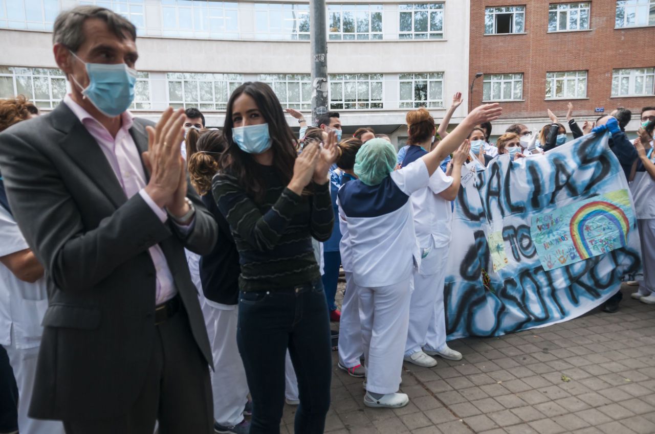 Homenaje de  policias,emt,ambulancias y vecinos de alrededor a los Sanitarios
