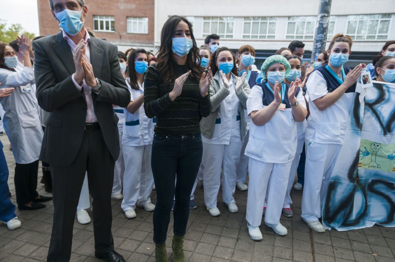 Homenaje de  policias,emt,ambulancias y vecinos de alrededor a los Sanitarios