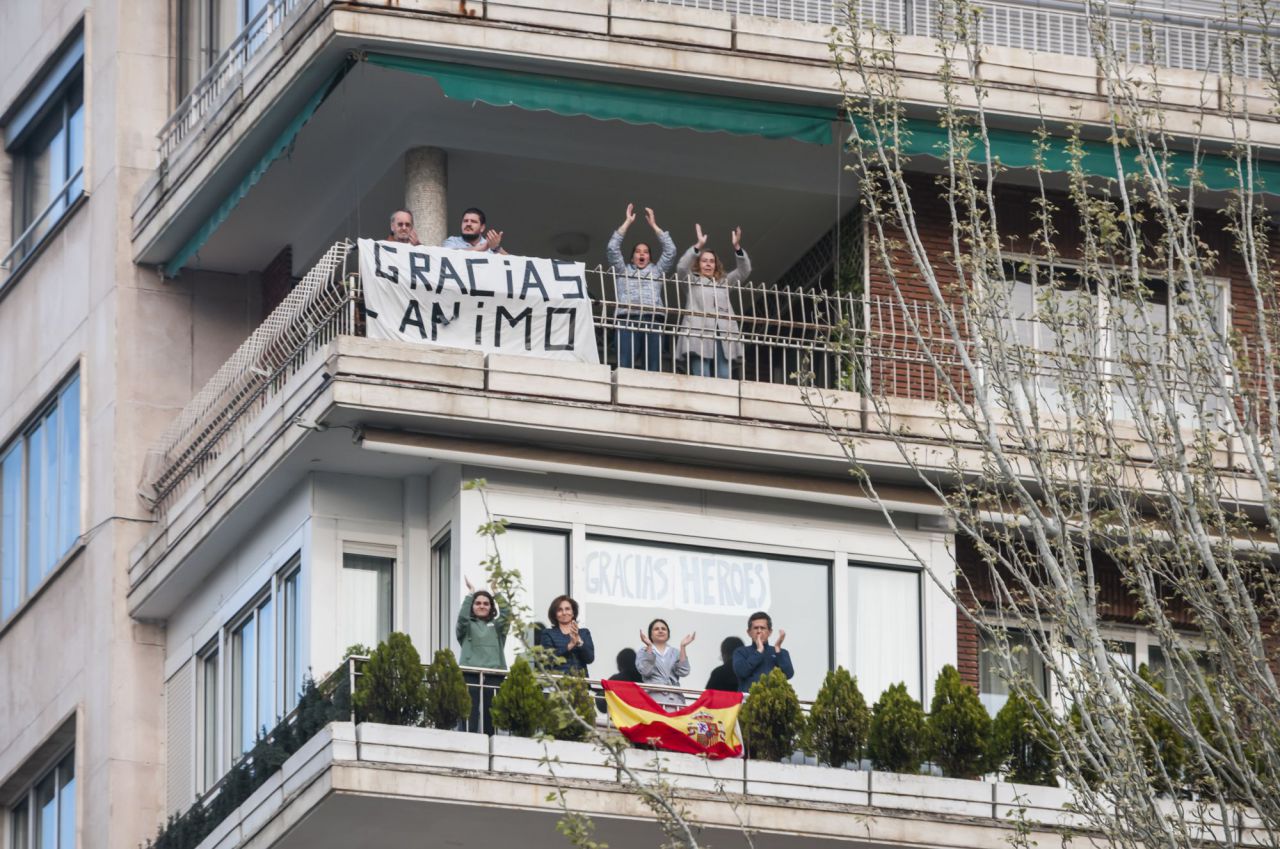 Homenaje de  policias,emt,ambulancias y vecinos de alrededor a los Sanitarios
