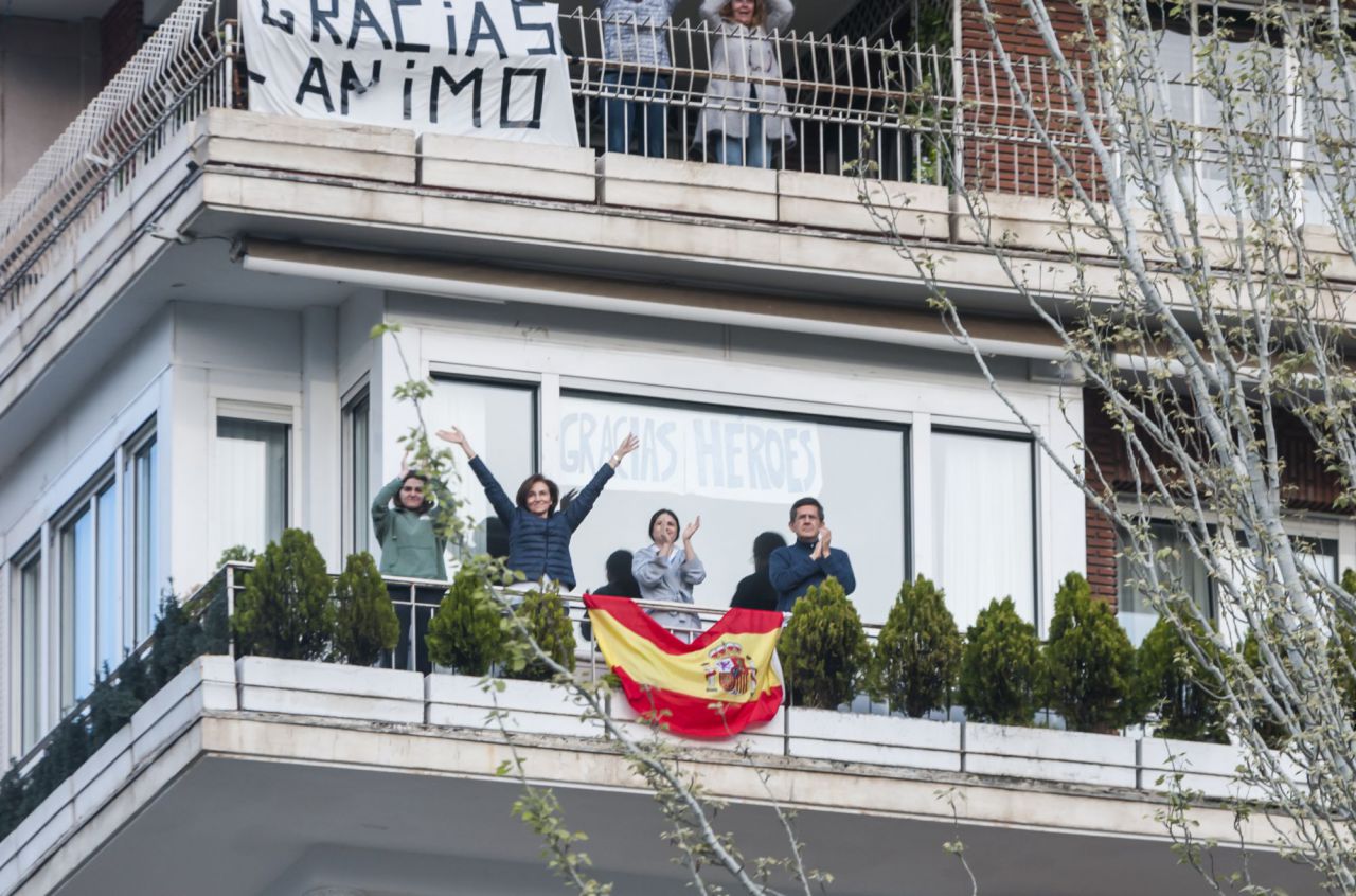 Homenaje de  policias,emt,ambulancias y vecinos de alrededor a los Sanitarios