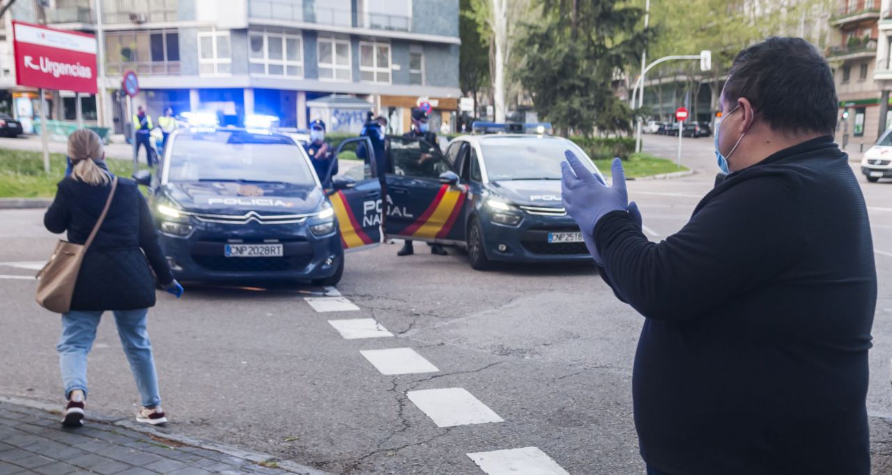 Homenaje de  policias,emt,ambulancias y vecinos de alrededor a los Sanitarios
