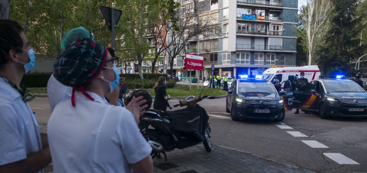 Homenaje de  policias,emt,ambulancias y vecinos de alrededor a los Sanitarios
