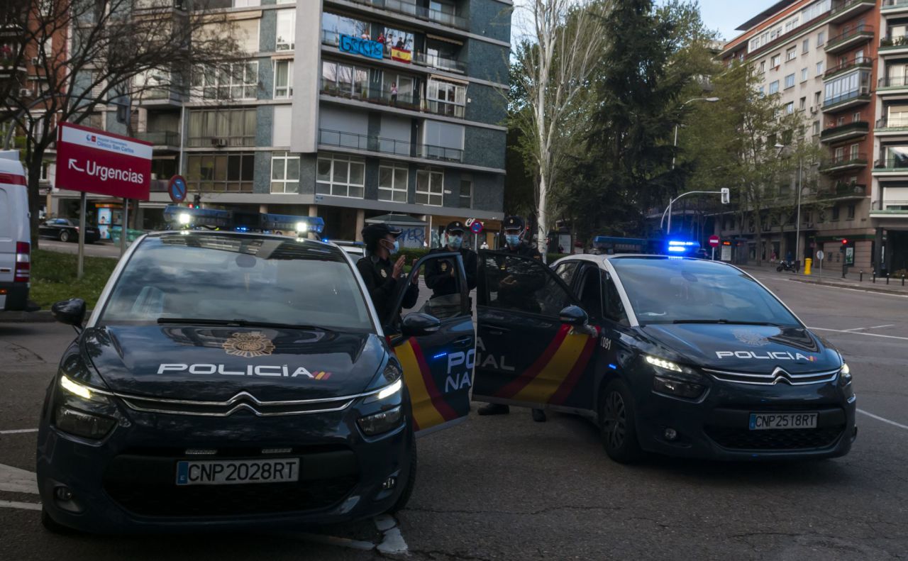 Homenaje de  policias,emt,ambulancias y vecinos de alrededor a los Sanitarios