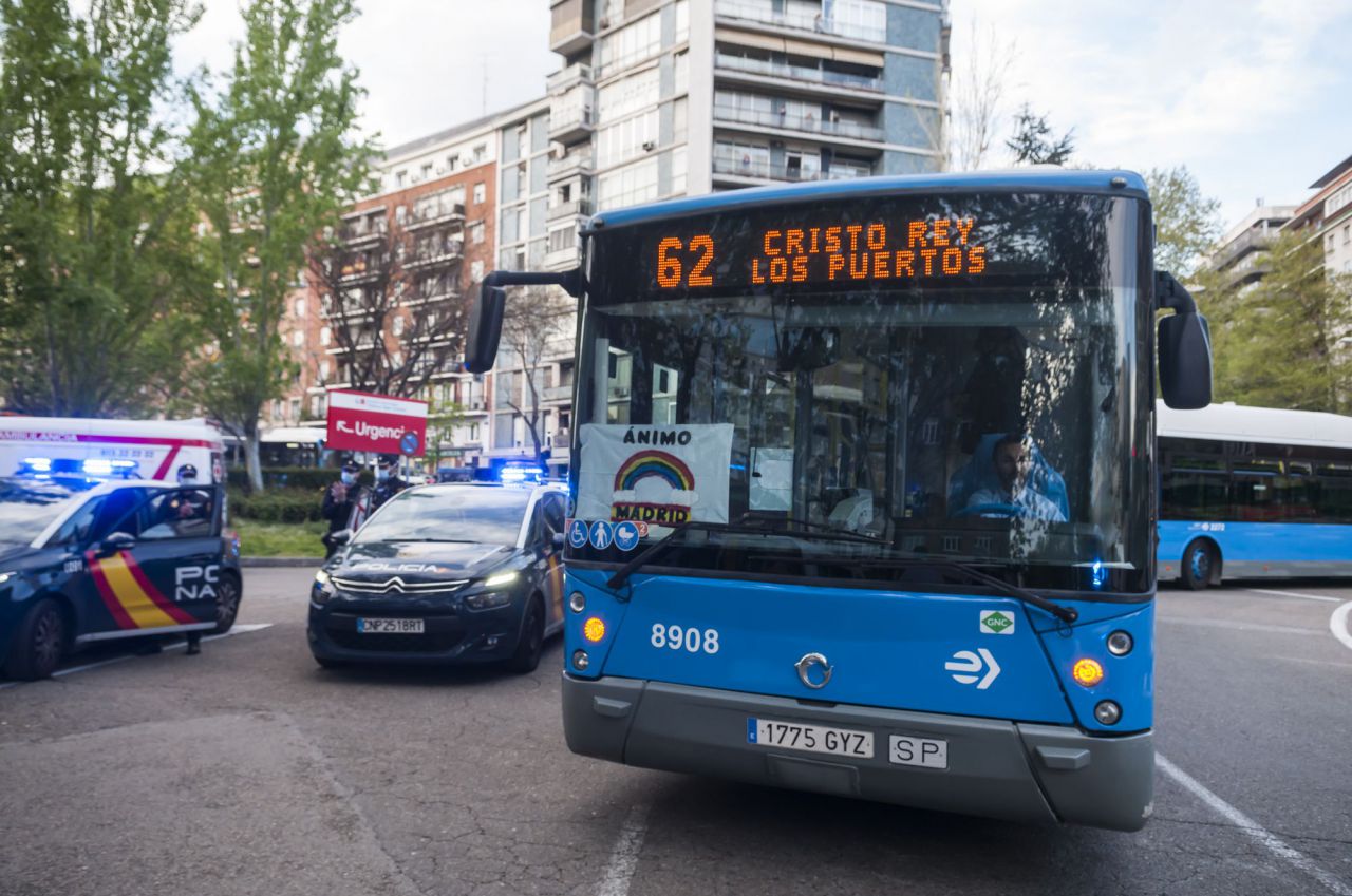 Homenaje de  policias,emt,ambulancias y vecinos de alrededor a los Sanitarios