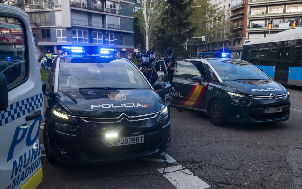 Homenaje de  policias,emt,ambulancias y vecinos de alrededor a los Sanitarios