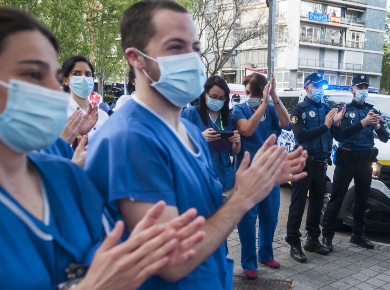 Homenaje de  policias,emt,ambulancias y vecinos de alrededor a los Sanitarios