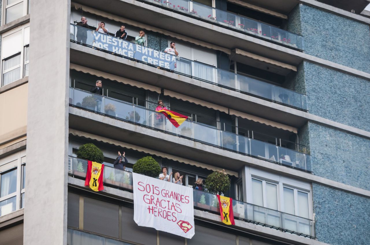 Homenaje de  policias,emt,ambulancias y vecinos de alrededor a los Sanitarios