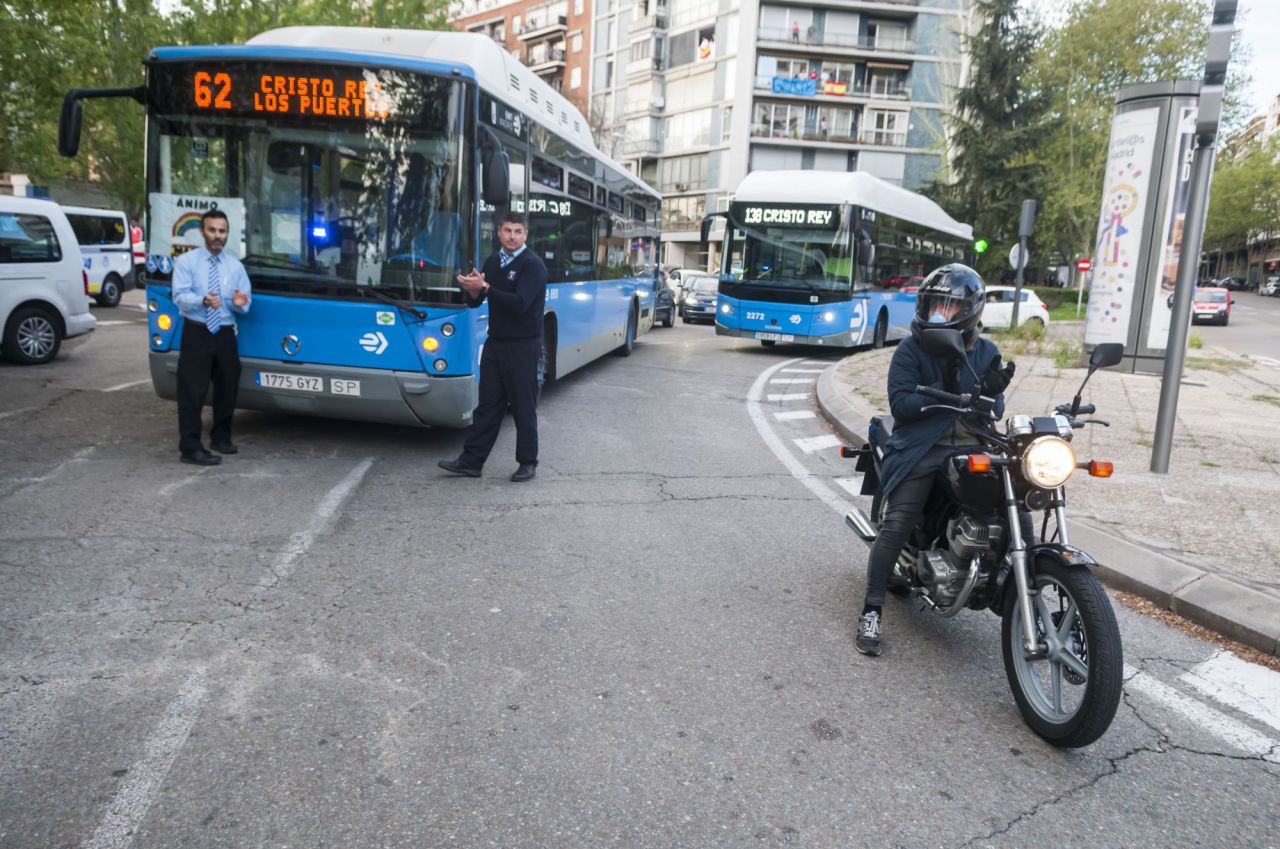 Homenaje de  policias,emt,ambulancias y vecinos de alrededor a los Sanitarios