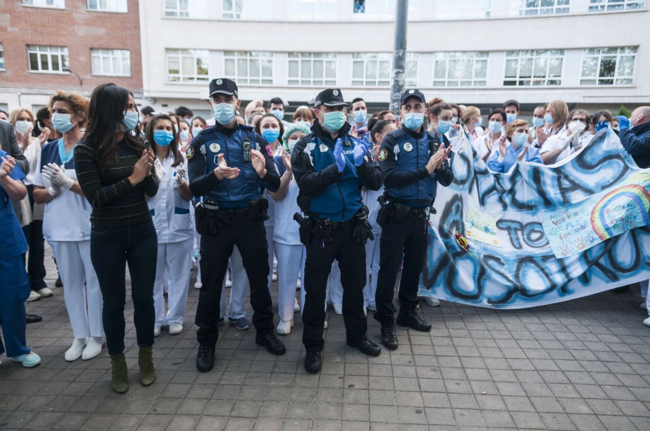 Homenaje de  policias,emt,ambulancias y vecinos de alrededor a los Sanitarios