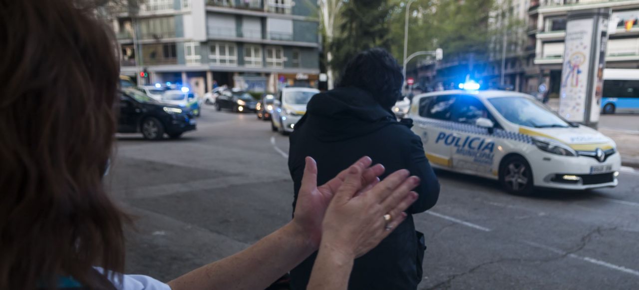 Homenaje de  policias,emt,ambulancias y vecinos de alrededor a los Sanitarios