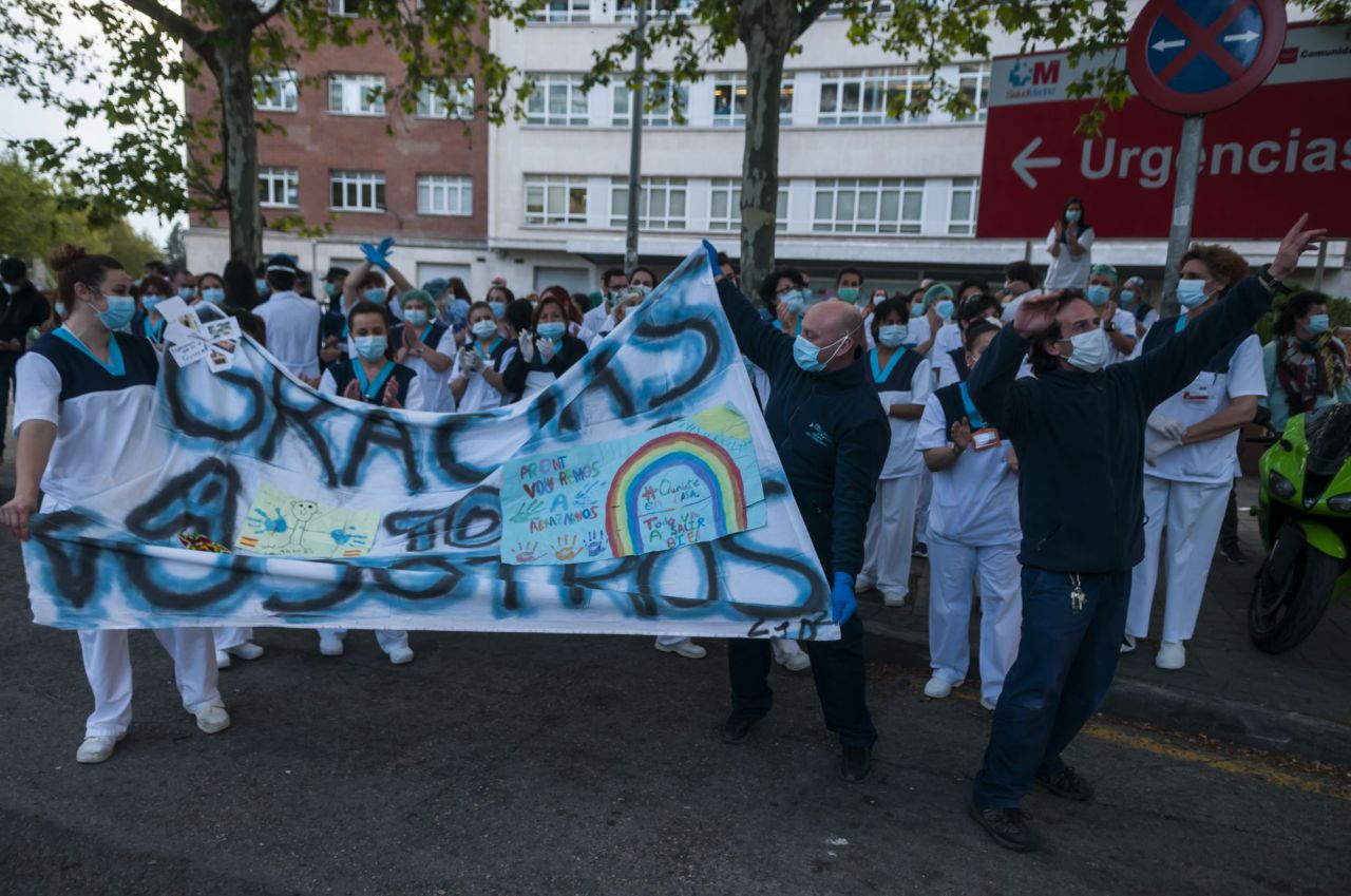 Homenaje de  policias,emt,ambulancias y vecinos de alrededor a los Sanitarios