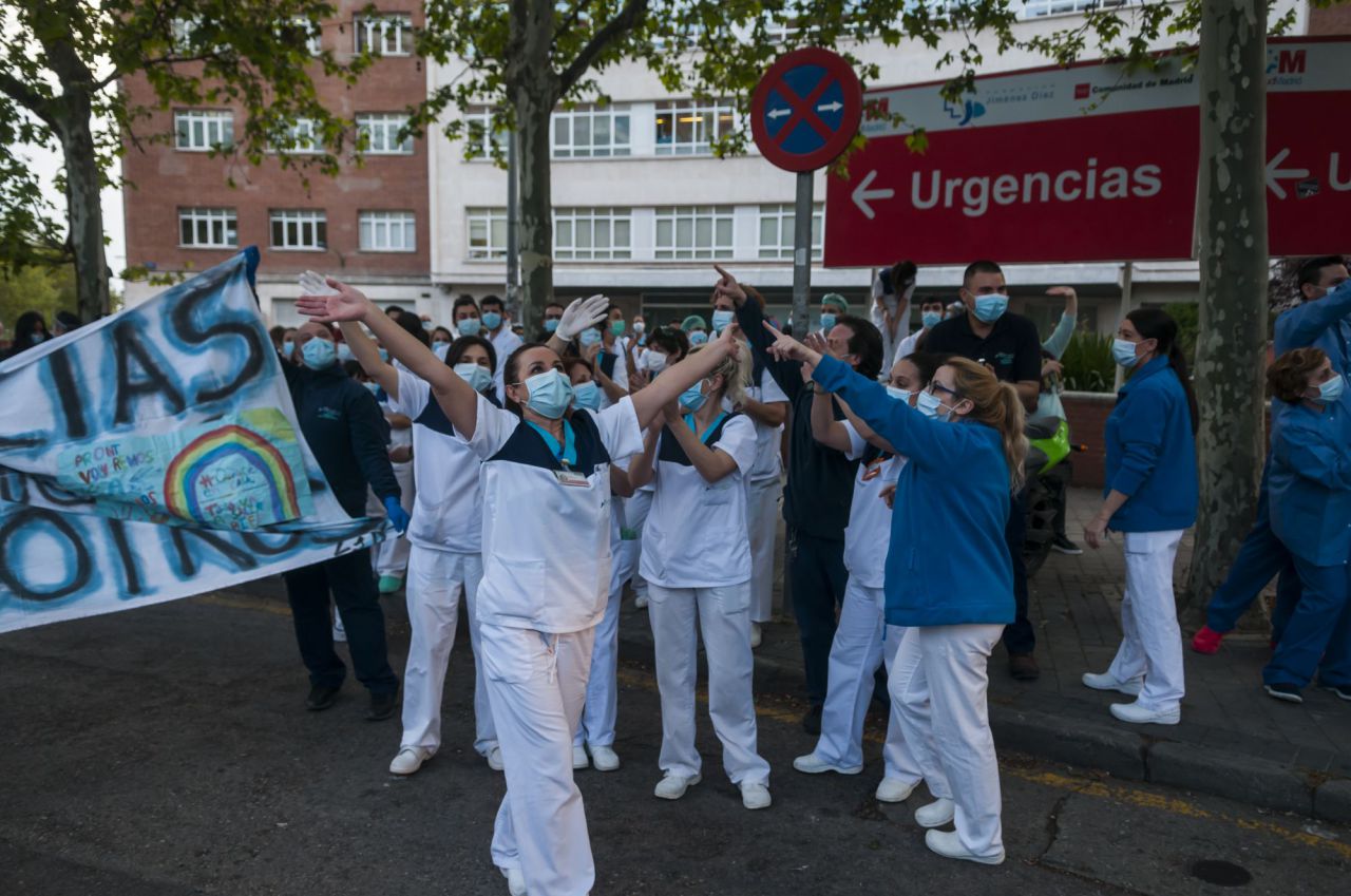 Homenaje de  policias,emt,ambulancias y vecinos de alrededor a los Sanitarios