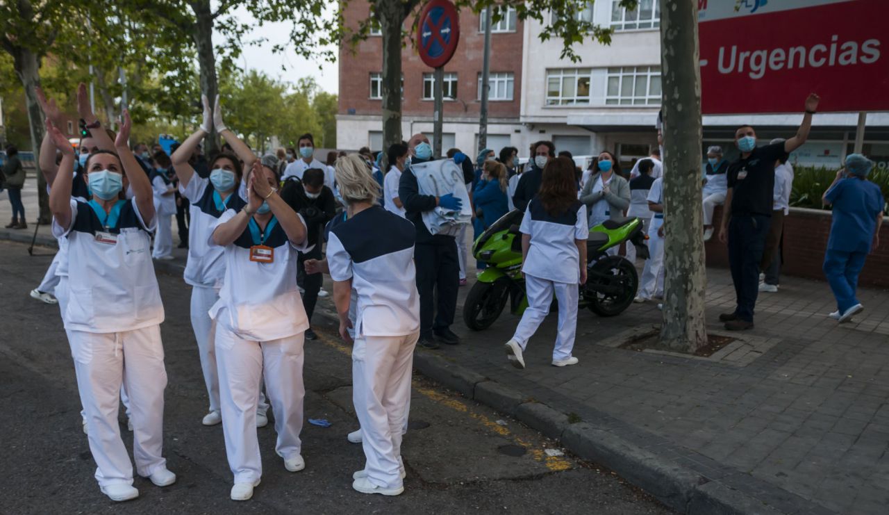 Homenaje de  policias,emt,ambulancias y vecinos de alrededor a los Sanitarios