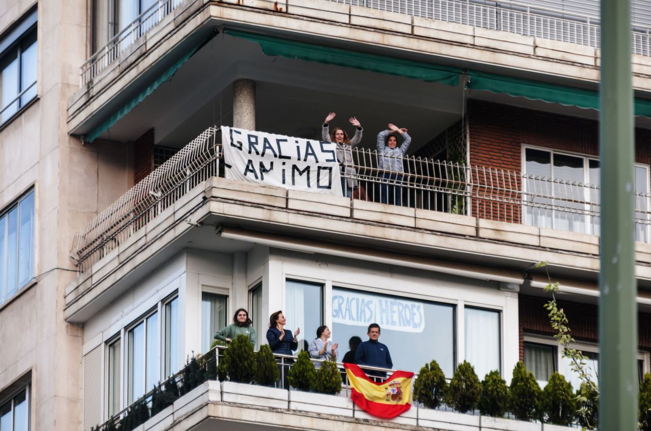 Homenaje de  policias,emt,ambulancias y vecinos de alrededor a los Sanitarios