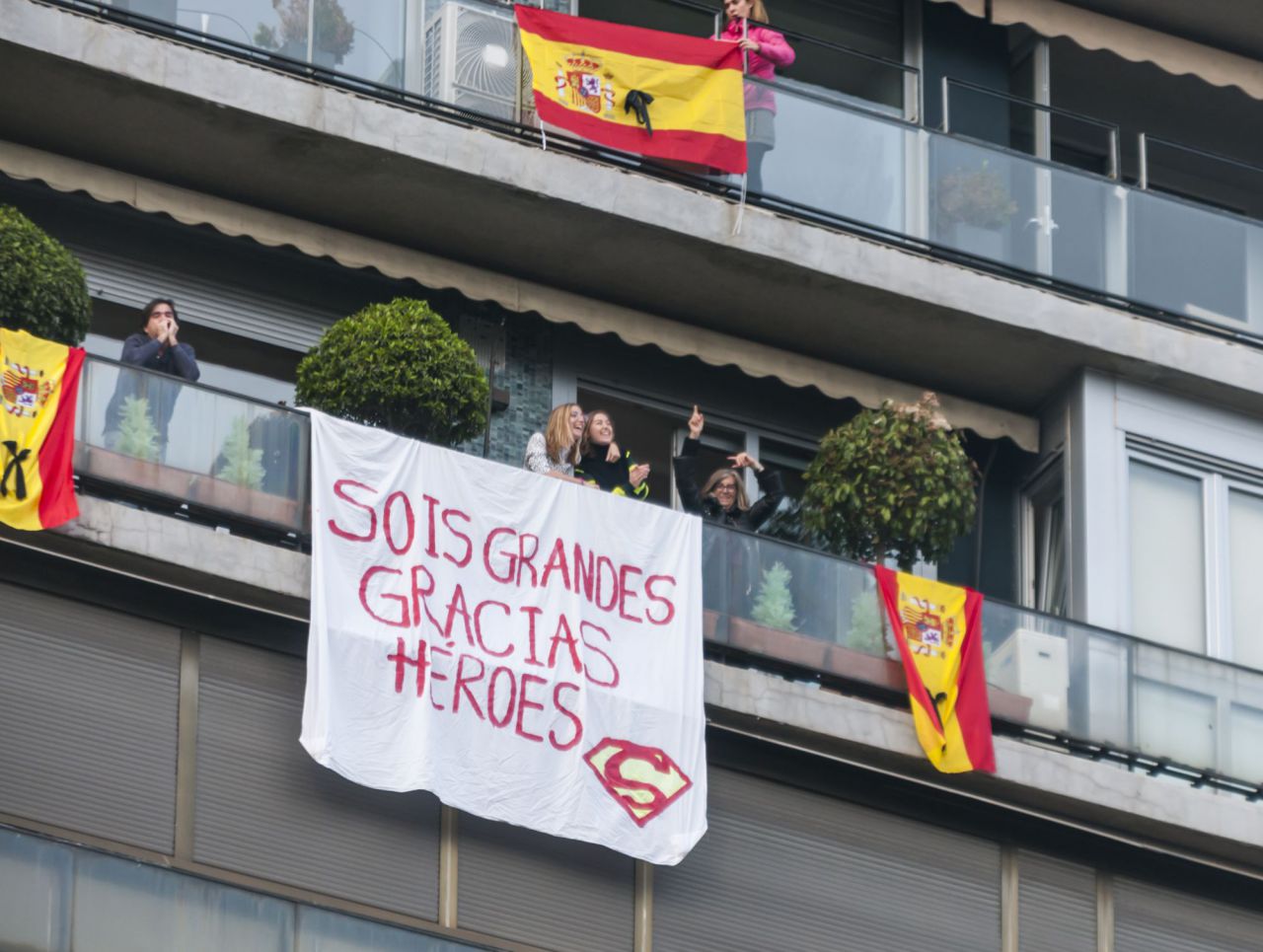 Homenaje de  policias,emt,ambulancias y vecinos de alrededor a los Sanitarios