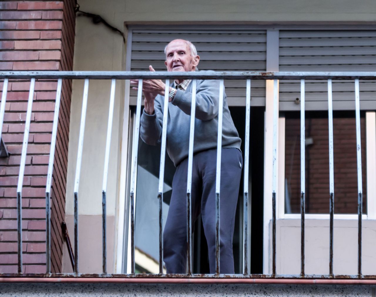 Este vecino sale todos los días desde syu primer piso a las 20 a aplaudir a los sanitarios, aplaude,baila y los vecinos le aplauden a  el un símbolo en su barrio.