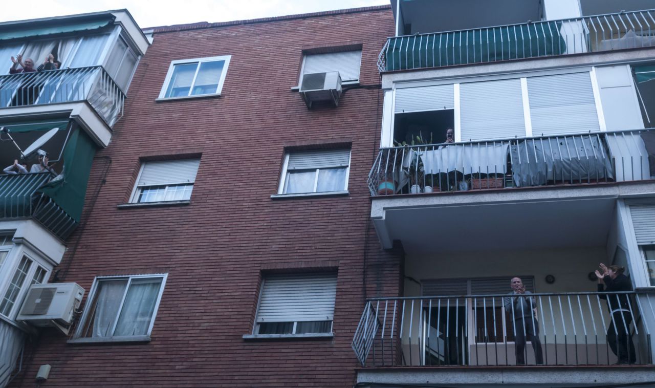 Este vecino sale todos los días desde syu primer piso a las 20 a aplaudir a los sanitarios, aplaude,baila y los vecinos le aplauden a  el un símbolo en su barrio.