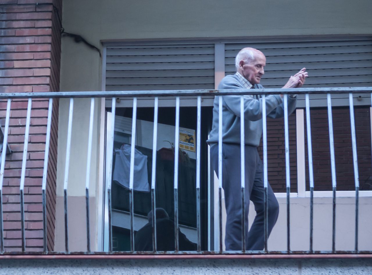 Este vecino sale todos los días desde syu primer piso a las 20 a aplaudir a los sanitarios, aplaude,baila y los vecinos le aplauden a  el un símbolo en su barrio.